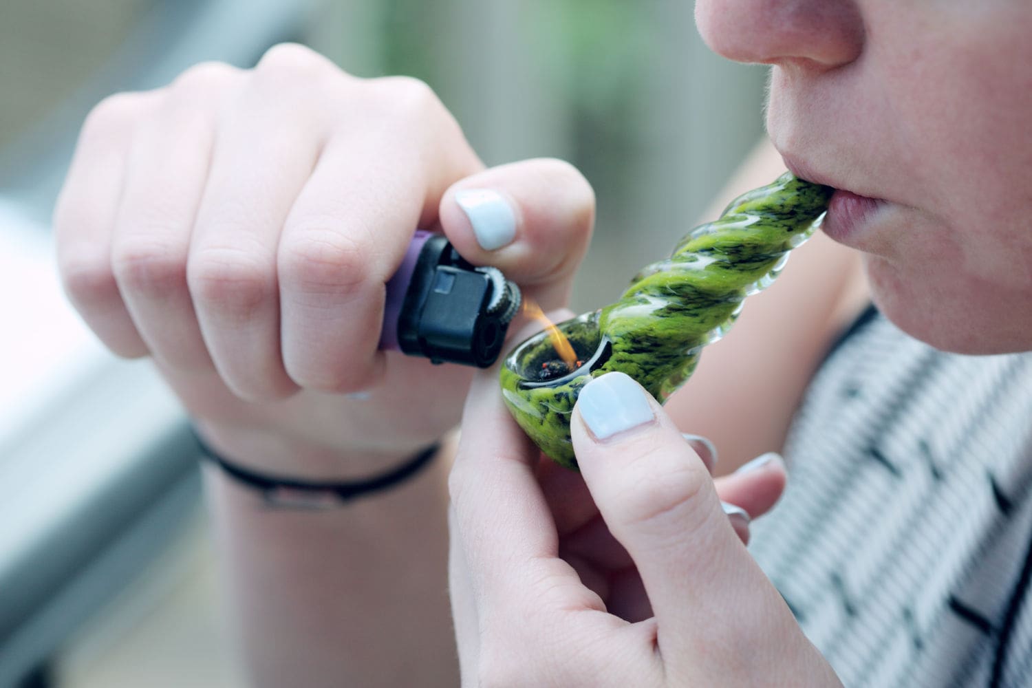How to use a weed pipe