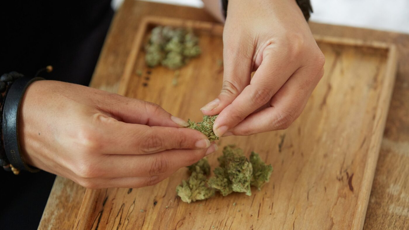 How to grind weed